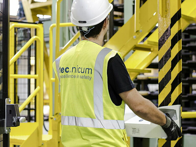 Trabajo de integración de componentes de seguridad en máquina industrial